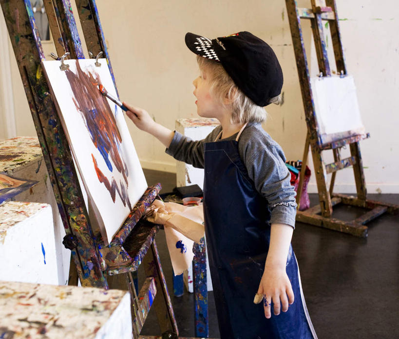 西方人,儿童,一个人,站,笑,微笑,横图,室内,白天,侧面,纯洁,椅子,欧洲,欧洲人,仅一个男性,仅一个人,握,笔,木椅,墙,办公用品,画板,拿,拿着,注视,墙壁,墙面,文具,小孩,画笔,学习用品,观察,看,站着,仅一个小孩,可爱,童年,童趣,握着,画室,观看,颜料,文具用品,察看,关注,童真,烂漫,无邪,天真,男孩,男人,男性,白种人,孩子,画画,站立,半身,彩图,男生