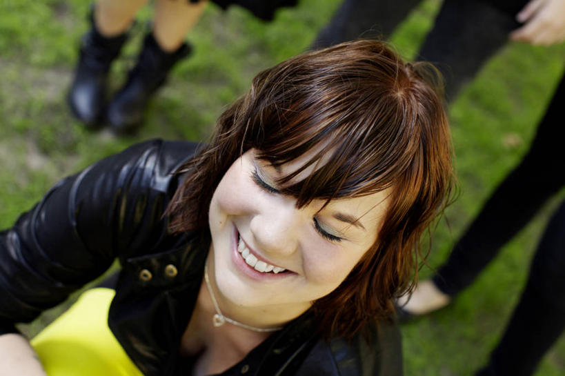 西方人,脸,头,脸颊,一个人,蹲,闭眼,笑,微笑,露齿笑,横图,俯视,室外,特写,白天,草地,草坪,植物,欧洲,欧洲人,仅一个年轻女性,仅一个女性,仅一个人,阴影,服装,朦胧,模糊,光线,影子,休闲装,肩膀,草,衣服,绿色,阳光,休闲,休闲服,服饰,年轻女性,女人,女性,白种人,头部,脸部,脸蛋,面部,闭眼睛,闭着眼,闭着眼睛,蹲着,半身,彩图,高角度拍摄