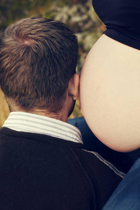 西方人,孕妇,两个人,家庭,夫妻,站,蹲,竖图,俯视,室外,白天,爱情,草地,草坪,植物,欧洲,欧洲人,阴影,服装,朦胧,模糊,光线,影子,浪漫,听,扭头,休闲装,草,衣服,绿色,阳光,靠,靠着,倚靠,站着,转头,休闲,温暖,温馨,一家人,怀孕,休闲服,恩爱,恋人,服饰,和睦,倚着,待产,妊娠,准妈妈,男人,男性,女人,女性,中年男性,中年女性,白种人,夫妇,情侣,产妇,蹲着,站立,半身,彩图,高角度拍摄,伴侣,融洽