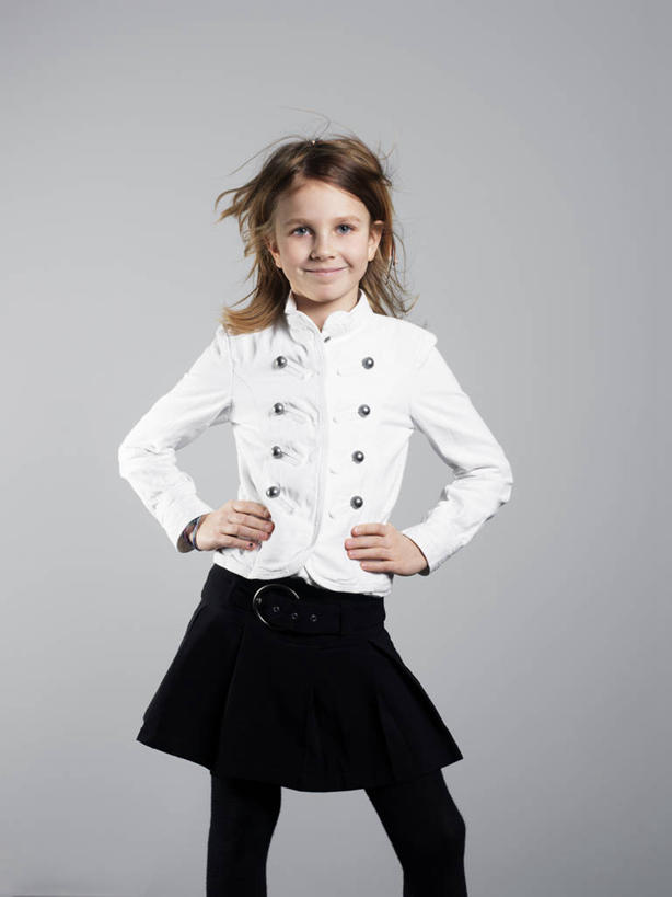 西方人,儿童,一个人,站,笑,微笑,露齿笑,竖图,室内,白天,正面,纯洁,欧洲,欧洲人,仅一个女性,仅一个人,灰色背景,服装,注视,休闲装,手叉腰,小孩,衣服,叉腰,观察,看,站着,仅一个小孩,休闲,休闲服,可爱,童年,童趣,摄影,服饰,影棚,观看,察看,双手叉腰,关注,童真,烂漫,无邪,天真,女孩,女人,女性,白种人,孩子,站立,半身,彩图,影棚拍摄,拍摄,女生