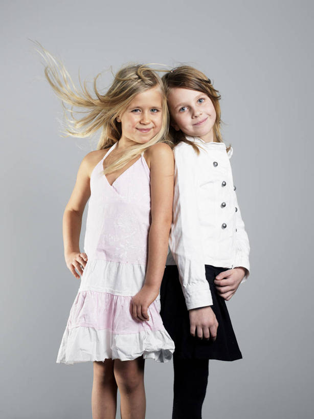 西方人,儿童,两个人,伙伴,朋友,站,笑,微笑,竖图,室内,白天,正面,裙子,友谊,纯洁,欧洲,欧洲人,灰色背景,连衣裙,服装,扭头,注视,休闲装,手叉腰,小孩,衣服,叉腰,观察,看,站着,转头,休闲,休闲服,可爱,童年,童趣,摄影,服饰,影棚,观看,吊带裙,察看,关注,童真,烂漫,无邪,单手叉腰,天真,友情,女孩,女人,女性,白种人,站立,半身,彩图,影棚拍摄,拍摄,女生