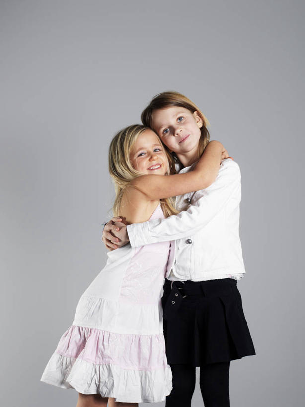 西方人,儿童,两个人,伙伴,朋友,站,抱,笑,微笑,竖图,室内,白天,正面,裙子,友谊,纯洁,欧洲,欧洲人,灰色背景,连衣裙,服装,扭头,依偎,注视,休闲装,小孩,衣服,观察,看,靠,靠着,倚靠,站着,转头,休闲,休闲服,可爱,童年,童趣,摄影,服饰,影棚,抱着,观看,吊带裙,察看,搂着,倚着,关注,童真,烂漫,无邪,依附,依赖,投靠,天真,友情,女孩,女人,女性,白种人,怀抱,搂,搂抱,相抱,拥抱,站立,半身,彩图,影棚拍摄,拍摄,女生