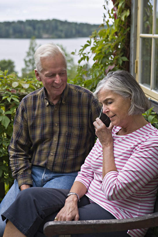 西方人,老年人,两个人,家庭,夫妻,坐,举,笑,说,打电话,微笑,露齿笑,竖图,室外,白天,正面,爱情,旅游,度假,讨论,湖,湖泊,森林,树林,水,植物,窗户,电话,手机,椅子,玻璃,欧洲,欧洲人,握,服装,时间,时钟,手表,木椅,湖面,水流,水面,浪漫,拿,计时,拿着,注视,休闲装,娱乐,通讯设备,玻璃窗,玻璃制品,树,树木,衣服,蓝色,绿色,蓝天,天空,自然,钟表,湖水,天,低头,观察,看,托,享受,休闲,温暖,温馨,一家人,休闲服,表,恩爱,放松,握着,恋人,服饰,生长,成长,观看,腕表,和睦,察看,关注,翘起,交流,老年男性,老年女性,男人,男性,女人,女性,白种人,夫妇,情侣,钟,沟通,讲话,交谈,举起,举手,举着,商讨,说话,谈话,通话,向上举,向上伸,向上托,坐着,半身,彩图,伴侣,融洽