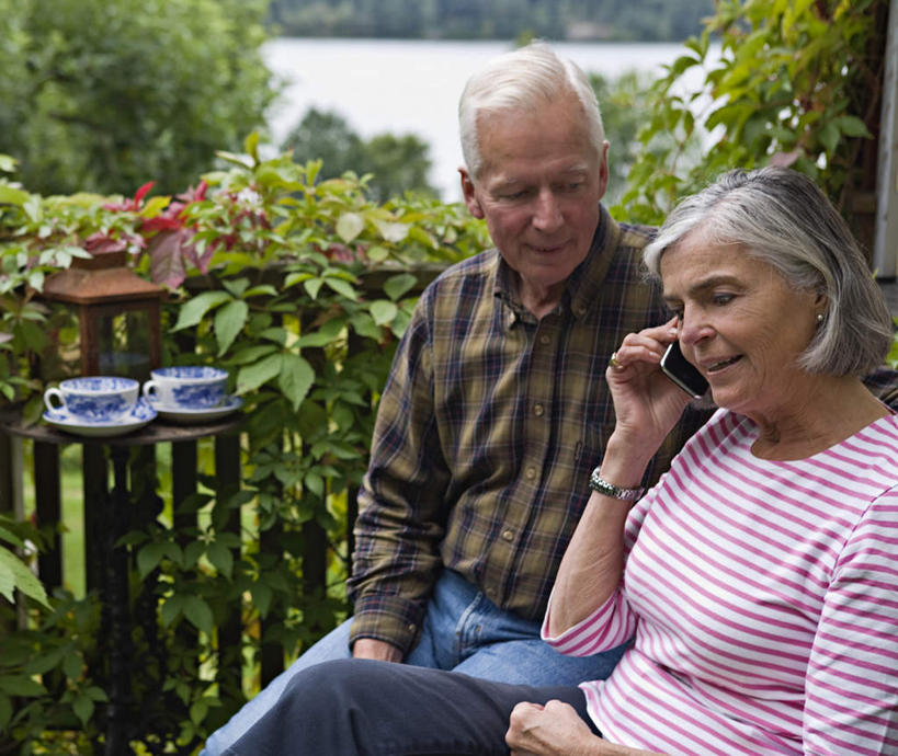 西方人,老年人,两个人,家庭,夫妻,坐,举,笑,说,打电话,微笑,露齿笑,横图,室外,白天,正面,爱情,旅游,度假,讨论,湖,湖泊,森林,树林,水,植物,餐桌,窗户,桌面,桌子,杯子,餐具,电话,手机,椅子,玻璃,欧洲,欧洲人,握,花纹,服装,时间,瓷器,碟子,盘,时钟,手表,陶瓷,木椅,湖面,水流,水面,咖啡杯,陶瓷制品,浪漫,拿,计时,拿着,注视,休闲装,娱乐,通讯设备,玻璃窗,玻璃制品,树,树木,两个,一个,衣服,蓝色,绿色,蓝天,天空,自然,盘子,碟,钟表,湖水,天,低头,观察,看,托,享受,休闲,温暖,温馨,一家人,休闲服,表,恩爱,放松,握着,恋人,服饰,生长,单个,成长,餐台,观看,腕表,和睦,察看,关注,翘起,瓷杯,交流,老年男性,老年女性,男人,男性,女人,女性,白种人,夫妇,情侣,钟,沟通,讲话,交谈,举起,举手,举着,商讨,说话,谈话,通话,向上举,向上伸,向上托,坐着,半身,彩图,伴侣,融洽