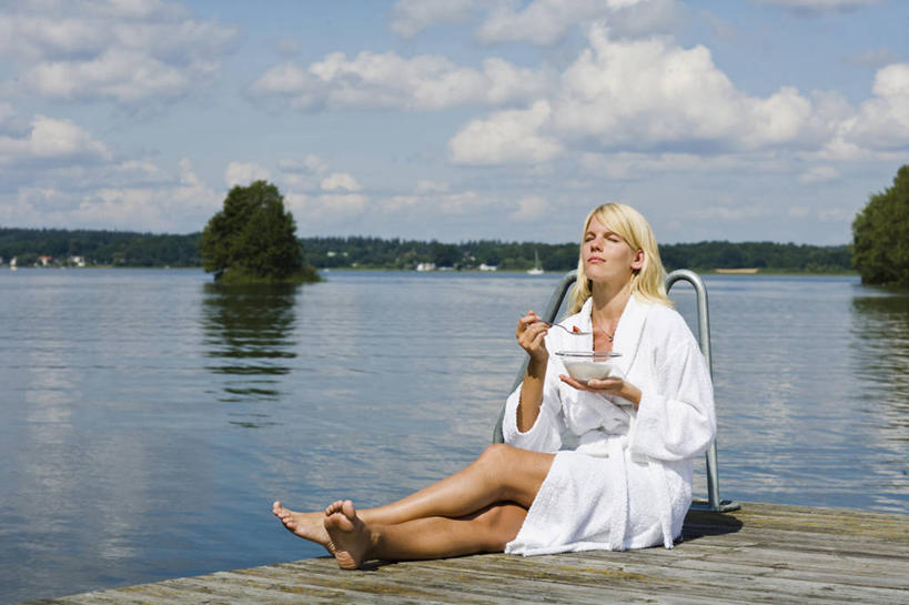 点心,西方人,一个人,栏杆,坐,闭眼,捧,横图,室外,白天,正面,浴袍,湖,湖泊,水,地板,玻璃,欧洲,欧洲人,仅一个女性,仅一个人,握,阴影,光线,影子,勺子,湖面,水流,水面,云,云朵,围栏,食品,布丁,甜点,甜品,地面,拿,云彩,拿着,光脚,护栏,木地板,玻璃制品,食物,蓝色,白云,蓝天,天空,阳光,容器,调羹,汤匙,碗,果冻,甜食,零食,湖水,天,靠,靠着,倚靠,仅一个中年女性,赤脚,握着,晴朗,储藏,倚着,储存,啫喱,女人,女性,中年女性,白种人,晴空,闭眼睛,闭着眼,闭着眼睛,端,端着,捧着,手捧,抬头,仰头,坐着,彩图,全身,汤帷子,浴衣,草莓布丁,贮存