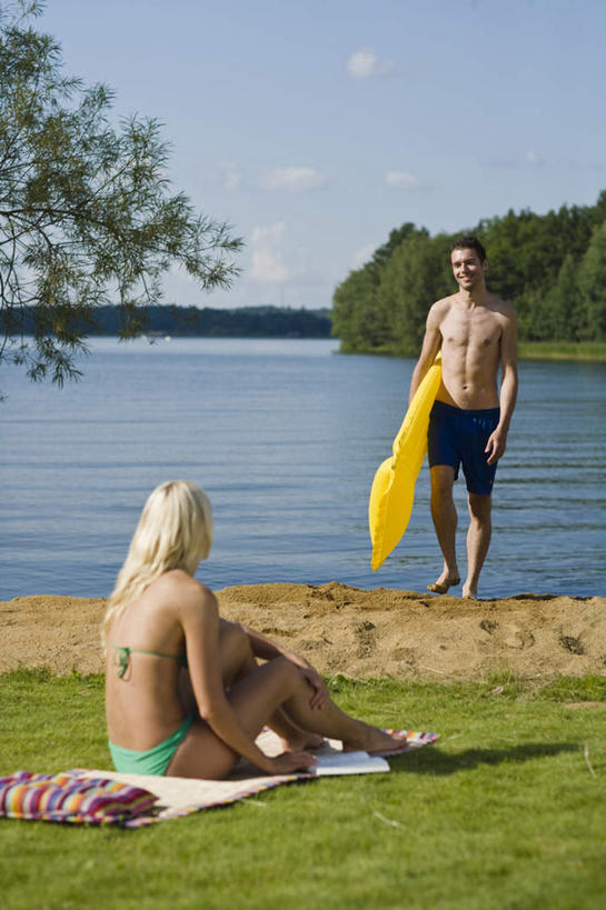 西方人,背部,两个人,夫妻,坐,走,笑,微笑,露齿笑,竖图,室外,白天,正面,泳装,比基尼,爱情,旅游,度假,草地,草坪,湖,湖泊,沙滩,树林,水,植物,书籍,欧洲,欧洲人,一本,阴影,光线,沙子,影子,海岸,湖面,水流,水面,云,云朵,橡皮艇,沙地,浪漫,云彩,注视,娱乐,草,树,树木,一个,黄色,蓝色,绿色,白云,蓝天,天空,阳光,自然,枕头,湖水,天,观察,看,享受,休闲,恩爱,放松,恋人,生长,单个,成长,观看,翘,察看,关注,翘起,男人,男性,年轻男性,年轻女性,女人,女性,白种人,夫妇,情侣,书,图书,海滩,步行,散步,走路,坐着,彩图,全身,三点式,泳衣,伴侣