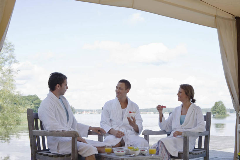 点心,果汁,西方人,三个人,伙伴,朋友,坐,笑,微笑,露齿笑,横图,室外,白天,正面,浴袍,友谊,桌面,桌子,西瓜,杯子,水果,椅子,玻璃,欧洲,欧洲人,握,阴影,朦胧,模糊,新鲜,光线,木制,影子,木椅,云,云朵,生食,橙汁,食品,布丁,甜点,甜品,果实,饮品,拿,云彩,拿着,扭头,注视,玻璃制品,食物,饮料,蓝色,白云,蓝天,天空,阳光,木制品,容器,水杯,碗,果冻,甜食,零食,天,观察,看,转头,握着,有机食品,绿色食品,晴朗,观看,储藏,察看,甜橙,储存,关注,可口,啫喱,适口,友情,男人,男性,年轻男性,年轻女性,女人,女性,白种人,玻璃杯,晴空,寒瓜,橙子,橙,坐着,半身,彩图,汤帷子,浴衣,草莓布丁,鹄壳,黄橙,黄果,金橙,金环,金球,糖橙,贮存