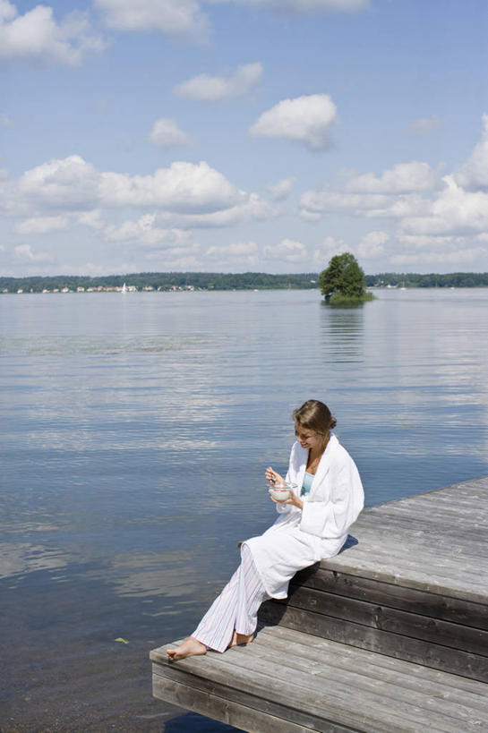 点心,西方人,一个人,码头,坐,竖图,室外,白天,正面,浴袍,湖,湖泊,水,植物,地板,玻璃,欧洲,欧洲人,仅一个年轻女性,仅一个女性,仅一个人,握,阴影,光线,影子,勺子,湖面,水流,水面,云,云朵,食品,布丁,甜点,甜品,地面,拿,云彩,拿着,注视,木地板,栈桥,玻璃制品,树,树木,食物,蓝色,绿色,白云,蓝天,天空,阳光,自然,容器,调羹,汤匙,碗,果冻,甜食,零食,湖水,天,低头,观察,看,握着,生长,晴朗,成长,观看,储藏,察看,储存,关注,啫喱,年轻女性,女人,女性,白种人,晴空,坐着,彩图,全身,汤帷子,浴衣,摆渡口,渡口,渡头,草莓布丁,贮存