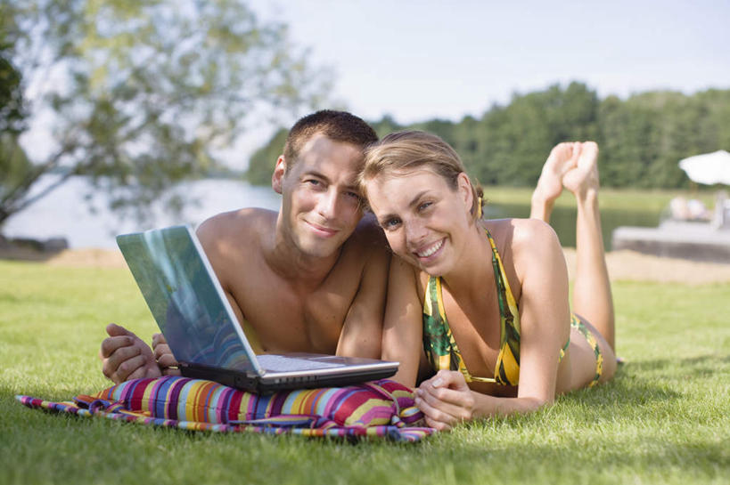 西方人,两个人,夫妻,说,横图,室外,白天,正面,泳装,比基尼,爱情,旅游,度假,讨论,电脑,笔记本电脑,草地,草坪,湖,湖泊,沙滩,树林,水,植物,欧洲,欧洲人,撑,握,阴影,光线,网络,沙子,影子,海岸,湖面,水流,水面,沙地,浪漫,拿,拿着,注视,娱乐,通讯设备,草,树,树木,一个,蓝色,绿色,蓝天,天空,阳光,自然,枕头,湖水,天,观察,看,趴着,享受,休闲,恩爱,放松,握着,恋人,生长,成长,观看,翘,一台,察看,无线,撑着,关注,翘起,通信设备,无线网络,无线上网,便携式电脑,卧着,交流,手提电脑,男人,男性,年轻男性,年轻女性,女人,女性,白种人,夫妇,情侣,海滩,沟通,讲话,交谈,趴,商讨,说话,谈话,卧,彩图,全身,三点式,泳衣,伴侣