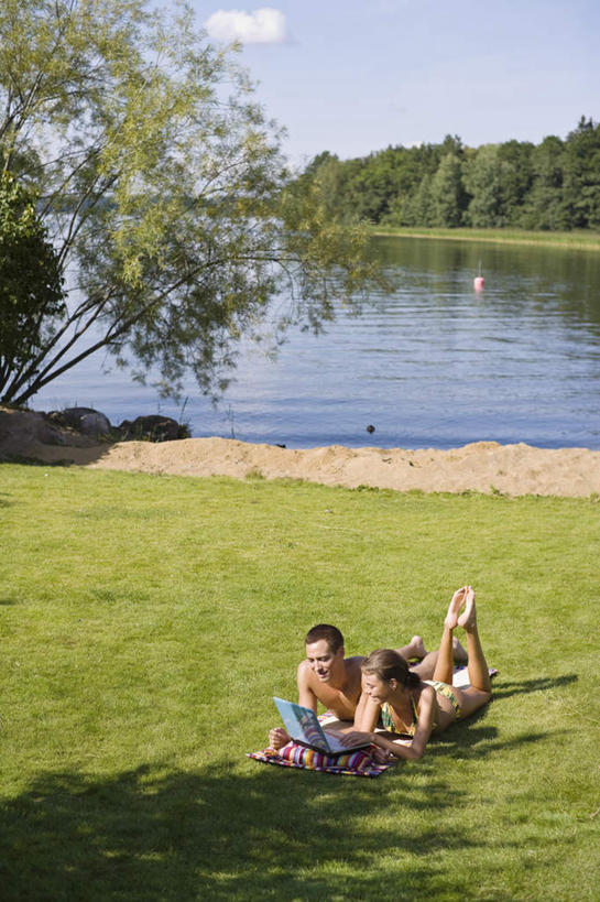 西方人,两个人,夫妻,说,竖图,俯视,室外,白天,泳装,比基尼,爱情,旅游,度假,讨论,电脑,笔记本电脑,草地,草坪,湖,湖泊,沙滩,树林,水,植物,欧洲,欧洲人,撑,握,阴影,光线,网络,沙子,影子,海岸,湖面,水流,水面,沙地,浪漫,拿,拿着,注视,娱乐,通讯设备,草,树,树木,一个,蓝色,绿色,蓝天,天空,阳光,自然,枕头,湖水,天,观察,看,趴着,享受,休闲,恩爱,放松,握着,恋人,生长,成长,观看,翘,一台,察看,无线,撑着,关注,翘起,通信设备,无线网络,无线上网,便携式电脑,卧着,交流,手提电脑,男人,男性,年轻男性,年轻女性,女人,女性,白种人,夫妇,情侣,海滩,沟通,讲话,交谈,趴,商讨,说话,谈话,卧,彩图,高角度拍摄,全身,三点式,泳衣,伴侣