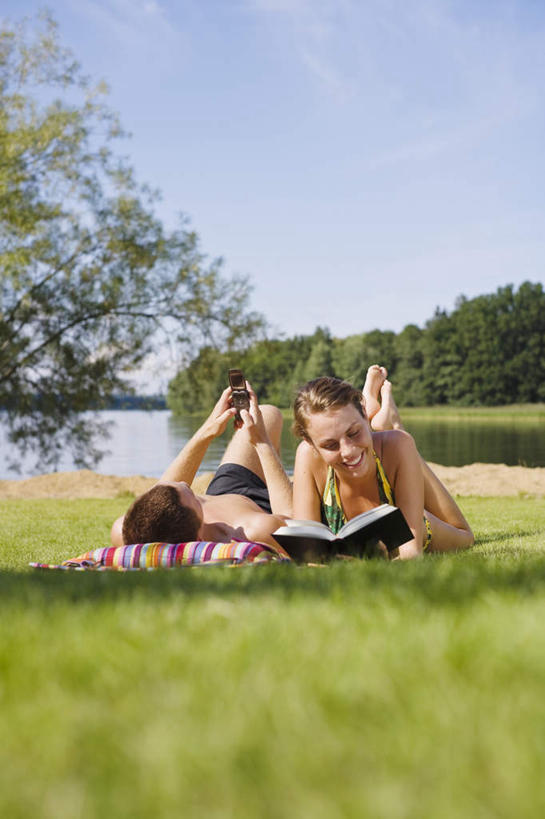 西方人,两个人,夫妻,躺,说,打电话,竖图,俯视,室外,白天,泳装,比基尼,爱情,旅游,度假,讨论,草地,草坪,湖,湖泊,沙滩,树林,水,植物,电话,手机,书籍,欧洲,欧洲人,一本,撑,握,阴影,光线,沙子,影子,海岸,湖面,水流,水面,沙地,浪漫,拿,拿着,注视,娱乐,通讯设备,草,树,树木,一个,蓝色,绿色,蓝天,天空,阳光,自然,枕头,湖水,天,观察,看,趴着,享受,休闲,恩爱,放松,握着,恋人,生长,成长,观看,翘,察看,撑着,关注,翘起,卧着,交流,男人,男性,年轻男性,年轻女性,女人,女性,白种人,夫妇,情侣,书,图书,海滩,沟通,讲话,交谈,趴,商讨,说话,谈话,躺着,通话,卧,彩图,高角度拍摄,全身,三点式,泳衣,伴侣