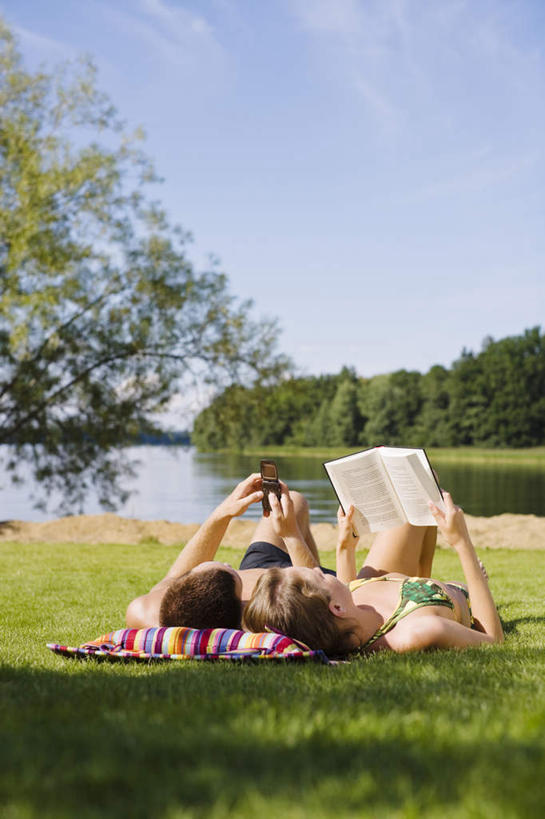 西方人,两个人,夫妻,躺,说,打电话,竖图,俯视,室外,白天,泳装,比基尼,爱情,旅游,度假,讨论,草地,草坪,湖,湖泊,沙滩,树林,水,植物,电话,手机,书籍,欧洲,欧洲人,一本,撑,握,阴影,光线,沙子,影子,海岸,湖面,水流,水面,沙地,浪漫,拿,拿着,注视,娱乐,通讯设备,草,树,树木,一个,蓝色,绿色,蓝天,天空,阳光,自然,枕头,湖水,天,观察,看,享受,休闲,恩爱,放松,握着,恋人,生长,成长,观看,翘,察看,撑着,关注,翘起,卧着,交流,男人,男性,年轻男性,年轻女性,女人,女性,白种人,夫妇,情侣,书,图书,海滩,沟通,讲话,交谈,商讨,说话,谈话,躺着,通话,卧,彩图,高角度拍摄,全身,三点式,泳衣,伴侣