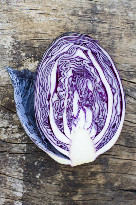 无人,竖图,俯视,室外,特写,白天,桌面,桌子,蔬菜,椰菜,卷心菜,切开,新鲜,木制,紫甘蓝,食品,半个,紫包菜,食物,紫色,木制品,切,一半,赤甘蓝,甘蓝,有机食品,绿色食品,剖面,紫椰菜,切面,紫圆白菜,甘蓝菜,结球甘蓝,红甘蓝,甘兰,包心菜,彩图,高角度拍摄,圆白菜