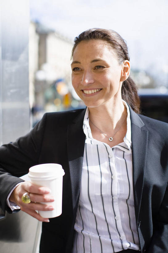 咖啡,西方人,一个人,商务人士,商务女性,站,笑,微笑,露齿笑,竖图,室外,白天,正面,爱情,幸福,杯子,项链,欧洲,欧洲人,仅一个女性,仅一个人,握,阴影,套装,朦胧,模糊,光线,影子,一杯,浪漫,拿,拿着,注视,娱乐,装饰品,饮料,一个,阳光,戒指,饰品,首饰,纸制品,观察,看,站着,仅一个中年女性,享受,休闲,温馨,恩爱,放松,乐趣,握着,单个,观看,纸杯,信物,察看,提神,舒适,权利,关注,一次性杯子,醒脑,商务装,工薪阶层,软饮料,手饰,女人,女性,中年女性,白种人,白领,上班族,站立,半身,彩图