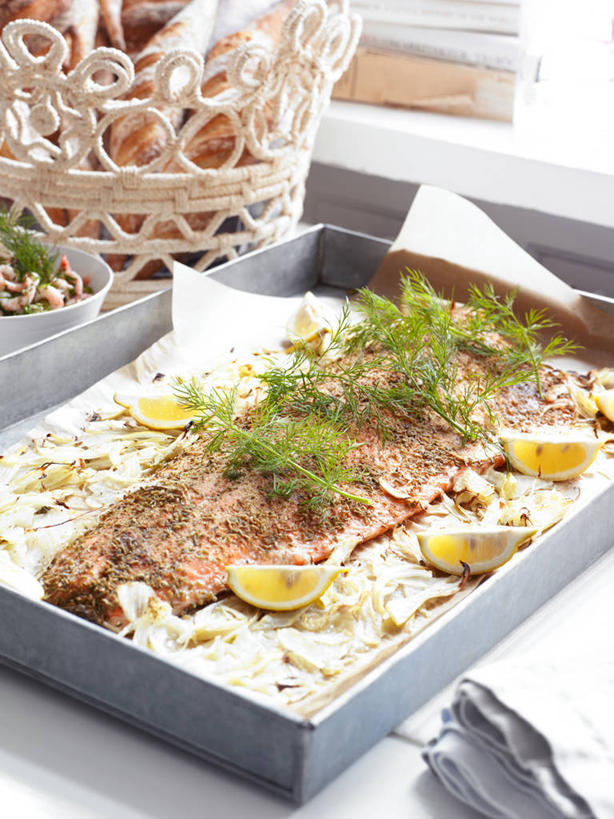 海鲜,无人,交叉,竖图,俯视,室内,特写,白天,餐桌,桌子,竹子,柠檬,餐具,水果,叶子,许多,阴影,竹制,新鲜,装饰,编织,反射,鱼,叉子,刀叉,刀子,碟子,篮子,盘,影子,肉,生食,鱼肉,食品,果实,绿叶,很多,水产,肉类,鱼类,海洋生物,食物,盘子,竹篮,碟,嫩叶,有机食品,绿色食品,餐台,竹条,华丽,修饰,交织,点缀,配菜,竹制品,水生动物,餐刀,海产品,水生物,肉食,海底动物,餐叉,莳萝,衬托,美观,雅致,雅观,洋茴香,土茴香,穿插,叶,叶片,进餐用具,益母果,柠果,彩图,高角度拍摄