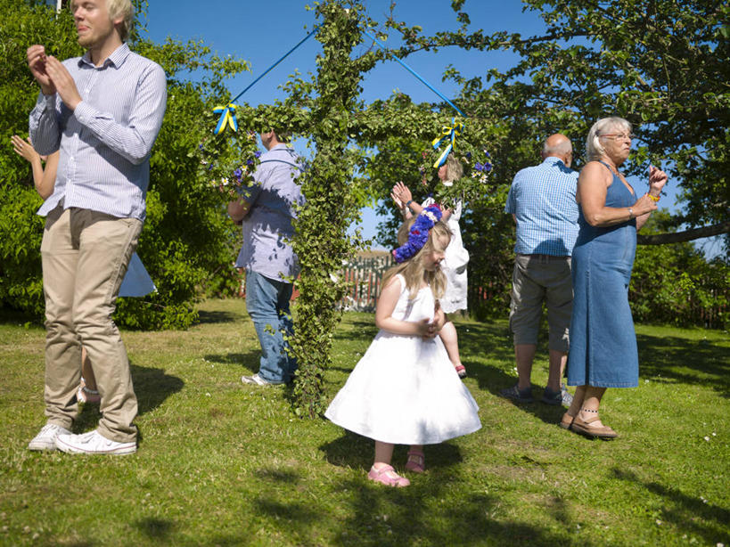 西方人,儿童,老年人,夫妻,母亲,父亲,女儿,祖母,祖父,三代同堂,家,笑,鼓掌,微笑,横图,室外,白天,正面,裙子,爱情,跳舞,纯洁,草地,草坪,植物,欧洲,欧洲人,阴影,连衣裙,服装,节日,庆祝,光线,十字架,影子,柱子,房屋,屋子,公寓,许多人,浪漫,注视,休闲装,文化,祖孙三代,洋房,楼房,住宅,草,树,树木,小孩,衣服,蓝色,绿色,蓝天,天空,阳光,自然,天,观察,看,一群人,庆典,休闲,温暖,温馨,父女,母女,休闲服,恩爱,父爱,可爱,母爱,童年,童趣,恋人,服饰,生长,晴朗,奶奶,爷爷,成长,观看,纪念,祖孙,和睦,察看,关注,舞姿,童真,烂漫,无邪,外婆,外孙女,外祖母,外公,外祖父,万里无云,五朔节,天真,老年男性,老年女性,男人,男性,年轻男性,年轻女性,女孩,女人,女性,白种人,孩子,年轻人,夫妇,情侣,全家福,孙女,晴空,晴空万里,拍手,半身,彩图,舞蹈,房子,伴侣,融洽,女生,爸爸,多代同堂,妈妈