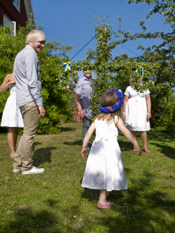 西方人,儿童,老年人,背部,夫妻,母亲,父亲,女儿,祖母,祖父,三代同堂,家,走,笑,微笑,竖图,室外,白天,正面,裙子,爱情,纯洁,草地,草坪,植物,欧洲,欧洲人,五个人,阴影,连衣裙,服装,节日,庆祝,光线,十字架,影子,柱子,房屋,屋子,许多人,浪漫,注视,休闲装,文化,祖孙三代,楼房,住宅,草,树,树木,小孩,衣服,蓝色,绿色,蓝天,天空,阳光,自然,天,观察,看,一群人,庆典,休闲,温暖,温馨,父女,母女,休闲服,恩爱,父爱,可爱,母爱,童年,童趣,恋人,服饰,生长,晴朗,奶奶,爷爷,成长,观看,纪念,祖孙,和睦,察看,关注,童真,烂漫,无邪,外婆,外孙女,外祖母,外公,外祖父,万里无云,五朔节,天真,老年男性,老年女性,男人,男性,年轻男性,年轻女性,女孩,女人,女性,白种人,孩子,年轻人,夫妇,情侣,全家福,孙女,晴空,晴空万里,步行,走路,彩图,全身,房子,伴侣,融洽,女生,爸爸,多代同堂,妈妈