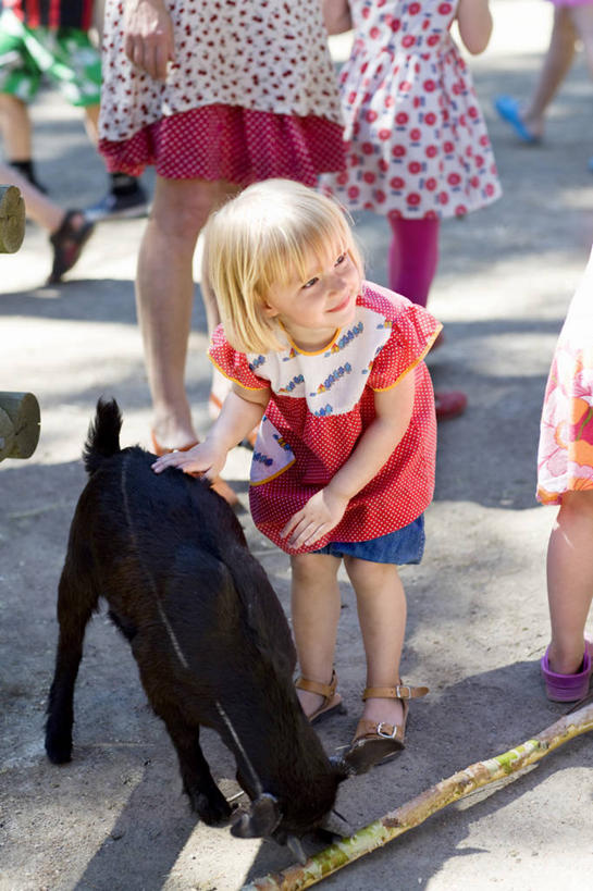 西方人,四个人,站,摸,竖图,室外,白天,正面,裙子,纯洁,野生动物,羊,欧洲,欧洲人,行人,抚摸,弯腰,阴影,服装,光线,影子,注视,休闲装,路人,一只,衣服,黑色,阳光,动物,观察,看,站着,休闲,休闲服,可爱,童年,童趣,短裙,服饰,活泼,观看,半身裙,察看,关注,童真,烂漫,无邪,弯身,过客,天真,年轻女性,女孩,女人,女性,白种人,山羊,触摸,接触,站立,半身,彩图