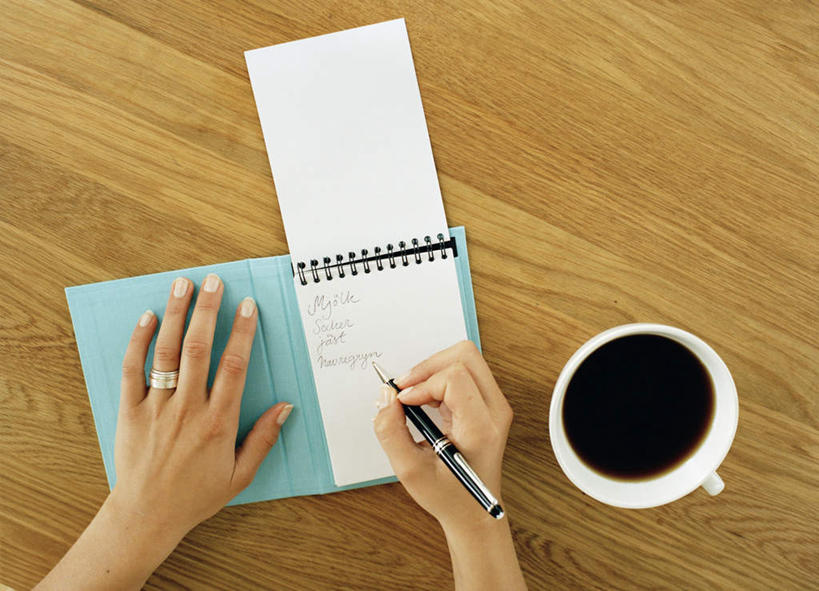 咖啡,西方人,一个人,横图,俯视,室内,白天,爱情,幸福,桌子,杯子,欧洲,欧洲人,仅一个年轻女性,仅一个女性,仅一个人,握,写,笔,瓷器,办公桌,办公用品,钢笔,记事本,咖啡杯,陶瓷制品,一杯,浪漫,拿,拿着,娱乐,文具,装饰品,饮料,一个,戒指,饰品,首饰,学习用品,享受,休闲,温馨,恩爱,放松,乐趣,握着,单个,文具用品,信物,一支,提神,舒适,权利,瓷杯,醒脑,软饮料,手饰,年轻女性,女人,女性,白种人,半身,彩图,高角度拍摄