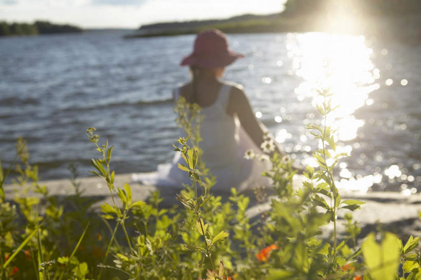 西方人,一个人,坐,横图,室外,白天,草地,湖,湖泊,日落,水,植物,帽子,欧洲,欧洲人,仅一个年轻女性,仅一个女性,仅一个人,阴影,朦胧,模糊,盛开,光线,影子,湖面,水流,水面,晚霞,霞光,落日,花蕾,草,花,花瓣,花朵,鲜花,背面,绿色,白色,阳光,黄昏,遮阳帽,湖水,花苞,花蕊,彩霞,波光粼粼,夕照,年轻女性,女人,女性,白种人,夕阳,坐着,半身,彩图