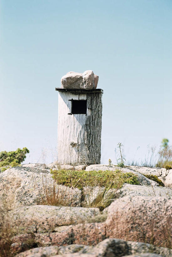 无人,竖图,室外,白天,正面,旅游,度假,草地,草坪,石头,美景,树林,植物,阴影,光线,石子,影子,景观,云,云朵,鸟笼,云彩,娱乐,草,树,树木,一个,蓝色,绿色,白云,蓝天,天空,阳光,自然,天,享受,休闲,景色,放松,生长,单个,成长,自然风光,巢穴,石块,岩石,彩图