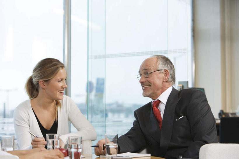 西方人,三个人,伙伴,朋友,商务人士,商务男性,餐厅,坐,笑,说,微笑,露齿笑,横图,室内,白天,正面,衬衫,西装,讨论,友谊,钱,餐桌,窗户,落地窗,桌子,杯子,欧洲,欧洲人,阴影,套装,正装,朦胧,模糊,光线,笔,钱币,眼镜,影子,墙,办公用品,记事本,领带,扭头,注视,职业装,玻璃窗,墙壁,墙面,玻璃制品,文具,天空,阳光,本子,笔记本,水杯,学习用品,观察,看,转头,钞票,金融,纸币,经济,餐台,观看,文具用品,察看,关注,商务装,近视眼镜,流通,纸钞,贸易,工薪阶层,交流,友情,货币,现金,老年男性,男人,男性,年轻男性,年轻女性,女人,女性,白种人,白领,上班族,玻璃杯,沟通,讲话,交谈,商讨,说话,谈话,坐着,半身,彩图,衬衣,餐馆,饭店,饭馆