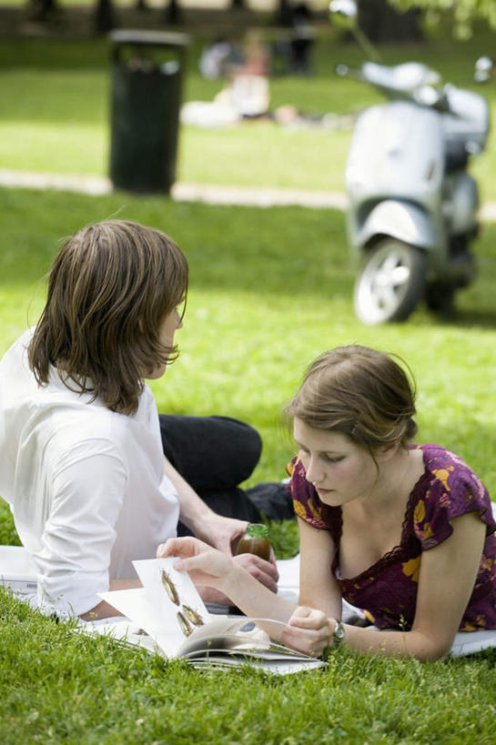 西方人,两个人,夫妻,竖图,俯视,室外,白天,爱情,看书,阅读,草地,草坪,植物,摩托车,书籍,欧洲,欧洲人,一辆,学习,阴影,环保,时间,光线,时钟,手表,影子,垃圾桶,浪漫,计时,注视,车,草,一个,绿色,阳光,容器,书本,钟表,交通工具,观察,看,趴着,表,恩爱,读书,浏览,恋人,助动车,单个,观看,储藏,垃圾箱,腕表,回收,资源,察看,储存,关注,载具,利用,低碳,循环,男人,男性,年轻男性,年轻女性,女人,女性,白种人,夫妇,情侣,书,图书,钟,趴,半身,彩图,高角度拍摄,伴侣,贮存