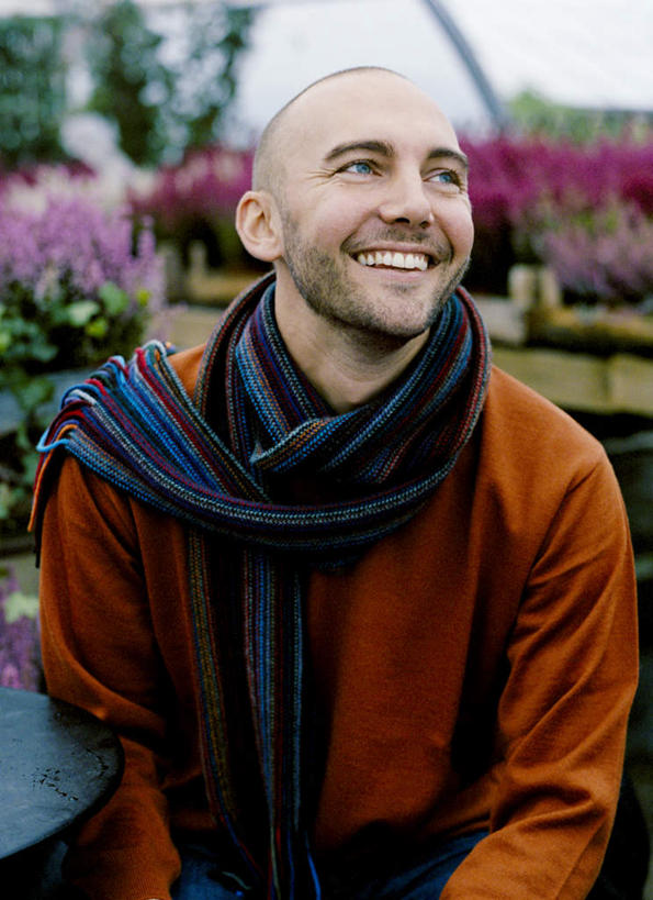 西方人,秃头,一个人,坐,笑,微笑,露齿笑,竖图,室外,白天,正面,欧洲,欧洲人,仅一个男性,仅一个人,许多,装饰,盛开,花蕾,注视,花,花瓣,花朵,鲜花,仅一个年轻男性,一个,蓝色,蓝天,天空,围巾,天,花苞,花蕊,观察,看,温暖,晴朗,单个,围脖,观看,保暖,华丽,点缀,察看,御寒,关注,万里无云,衬托,美观,雅致,雅观,男人,男性,年轻男性,白种人,光头,无发,晴空,晴空万里,坐着,半身,彩图