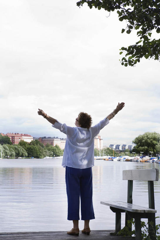 西方人,一个人,站,举,伸展双臂,竖图,室外,白天,湖,湖泊,水,椅子,欧洲,欧洲人,仅一个女性,仅一个人,一把,木椅,湖面,水流,水面,背面,蓝色,蓝天,天空,湖水,天,托,站着,仅一个老年女性,晴朗,万里无云,老年女性,女人,女性,白种人,晴空,晴空万里,敞开双臂,举起,举手,举着,伸开双臂,向上举,向上伸,向上托,展开双肩,站立,张开手臂,张开双臂,彩图,全身