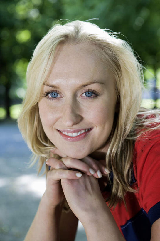 西方人,脸,头,脸颊,一个人,笑,微笑,露齿笑,竖图,室外,特写,白天,正面,树林,植物,道路,路,欧洲,欧洲人,仅一个年轻女性,仅一个女性,仅一个人,撑,阴影,服装,朦胧,模糊,光线,影子,小路,交通,托腮,注视,休闲装,树,树木,衣服,红色,绿色,阳光,自然,观察,看,托,休闲,休闲服,服饰,乡间小路,生长,成长,观看,察看,关注,托下巴,年轻女性,女人,女性,白种人,头部,脸部,脸蛋,面部,半身,彩图