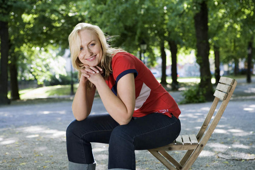 西方人,一个人,笑,微笑,露齿笑,横图,室外,特写,白天,侧面,树林,植物,道路,路,欧洲,欧洲人,仅一个年轻女性,仅一个女性,仅一个人,撑,阴影,服装,光线,影子,小路,交通,扭头,托腮,注视,休闲装,树,树木,衣服,红色,绿色,阳光,自然,观察,看,托,转头,休闲,休闲服,服饰,乡间小路,生长,成长,观看,察看,关注,托下巴,年轻女性,女人,女性,白种人,半身,彩图