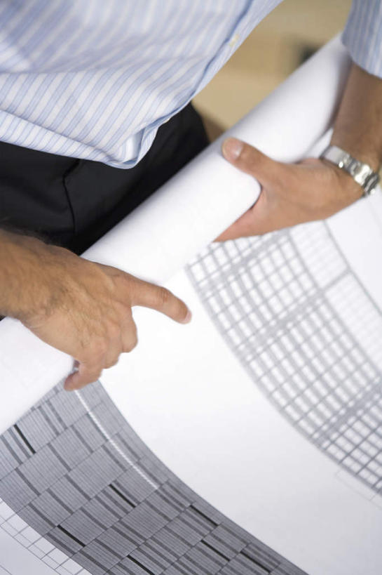 一个人,商务人士,商务男性,竖图,俯视,室内,白天,衬衫,餐桌,桌面,桌子,仅一个男性,仅一个人,仅一个中年男性,握,套装,朦胧,模糊,卷曲,时间,时钟,手表,图纸,设计图,拿,计时,拿着,钟表,表,握着,餐台,腕表,商务装,工程图,草图,蓝图,工薪阶层,男人,男性,中年男性,白领,上班族,设计,钟,半身,彩图,高角度拍摄,衬衣