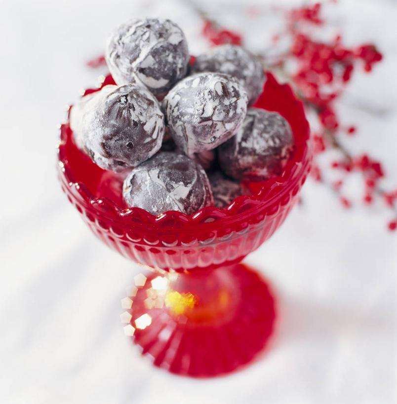 无人,竖图,俯视,室内,特写,白天,纯洁,餐桌,桌子,一堆,许多,阴影,堆叠,堆积,朦胧,模糊,反射,包装,包装纸,铝箔纸,锡箔纸,影子,纸,塑料,食品,糖,糖果,甜点,甜品,银色,纸张,软糖,很多,食物,一个,红色,容器,塑料制品,碗,甜食,信仰,单个,餐台,储藏,堆,包装材料,储存,高贵,锡箔,铝箔,雅致,彩图,高角度拍摄,贮存