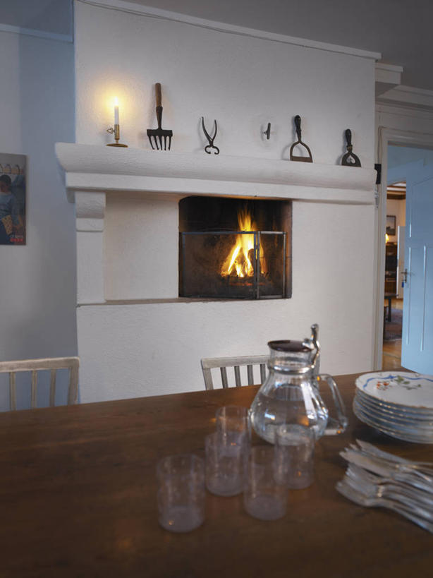 无人,家,客厅,竖图,室内,白天,正面,壁炉,别墅,餐桌,家具,装修,桌子,建筑,杯子,餐具,蜡烛,金属制品,欧式,一排,连接,阴影,组合,弯曲,整齐,装饰,光线,金属,叉子,铲子,碟子,工具,壶,火焰,盘,钳子,影子,烛光,房屋,墙,屋子,公寓,豪华,燃烧,加工,建设,现代,装潢,洋房,楼房,墙壁,墙面,住宅,玻璃制品,水壶,排列,盘子,茶壶,容器,水杯,碟,室内装潢,点燃,取暖,餐台,堆,老虎钳,链接,样板房,明亮,固定,五金,起居室,舒适,家居装潢,紧固,队列,拼接,剪断,拼凑,房屋设计,地中海风格,古典风格,简约风格,室内设计,宽敞,扭转,农具,样板房装潢,拼合,凑集,聚合,撮合,链结,牢固,夹持,耕具,客堂,设计,玻璃杯,彩图,房子,取暖设备,干草叉