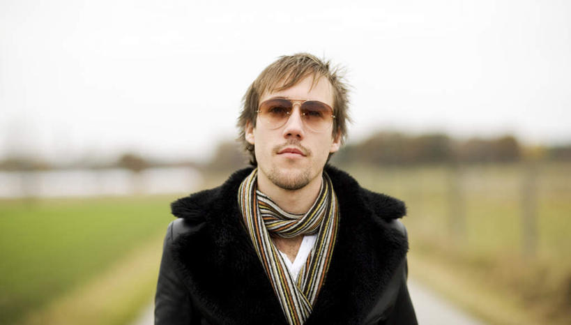 西方人,一个人,横图,室外,白天,正面,草地,草坪,植物,欧洲,欧洲人,仅一个男性,仅一个人,朦胧,模糊,装饰,墨镜,眼镜,注视,草,仅一个年轻男性,一个,蓝色,绿色,蓝天,天空,太阳镜,太阳眼镜,围巾,天,观察,看,温暖,遮阳镜,晴朗,单个,围脖,观看,保暖,华丽,点缀,察看,御寒,关注,万里无云,衬托,美观,雅致,雅观,男人,男性,年轻男性,白种人,晴空,晴空万里,半身,彩图