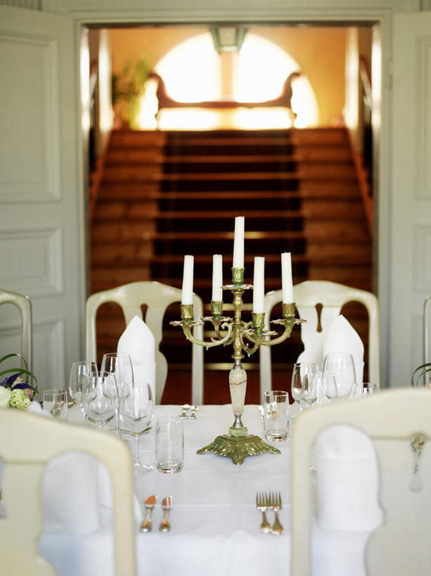 无人,家,竖图,室内,白天,正面,西餐,别墅,餐桌,厨房,家具,楼梯,装修,桌子,建筑,杯子,餐具,蜡烛,椅子,欧式,五个,一排,许多,整齐,装饰,布料,叉子,瓷器,刀叉,刀子,碟子,高脚杯,火焰,烛光,烛台,勺子,房屋,阶梯,屋子,公寓,豪华,燃烧,布纹,建设,现代,装潢,洋房,楼房,台阶,住宅,玻璃制品,酒瓶,桌布,排列,盘子,玻璃瓶,餐巾,酒杯,水杯,调羹,室内装潢,台布,点燃,西式,样板房,明亮,舒适,家居装潢,队列,房屋设计,铁勺,地中海风格,古典风格,简约风格,室内设计,宽敞,样板房装潢,设计,玻璃杯,彩图,房子,灶间