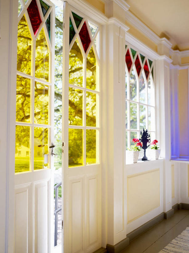 无人,竖图,室外,白天,正面,树林,植物,窗户,地板,门,盛开,盆栽,墙,盆景,地面,花蕾,木地板,玻璃窗,墙壁,墙面,花,花瓣,花朵,鲜花,树,树木,两个,红色,蓝色,绿色,蓝天,天空,自然,门框,天,花苞,花蕊,生长,晴朗,成长,万里无云,彩窗,晴空,晴空万里,彩图