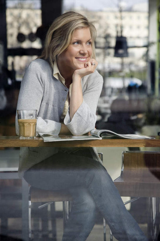 咖啡,西方人,一个人,坐,举,笑,微笑,露齿笑,竖图,室内,白天,正面,爱情,阅读,幸福,餐桌,桌子,杂志,杯子,椅子,玻璃,欧洲,欧洲人,仅一个年轻女性,仅一个女性,仅一个人,撑,学习,阴影,服装,朦胧,模糊,光线,瓷器,影子,木椅,咖啡杯,陶瓷制品,浪漫,托腮,注视,休闲装,娱乐,玻璃制品,装饰品,饮料,衣服,阳光,戒指,饰品,首饰,观察,看,托,享受,休闲,温馨,休闲服,恩爱,放松,乐趣,读书,浏览,服饰,餐台,观看,信物,察看,提神,舒适,权利,关注,托下巴,瓷杯,醒脑,软饮料,手饰,年轻女性,女人,女性,白种人,举起,举手,举着,向上举,向上伸,向上托,坐着,半身,彩图,咖啡馆