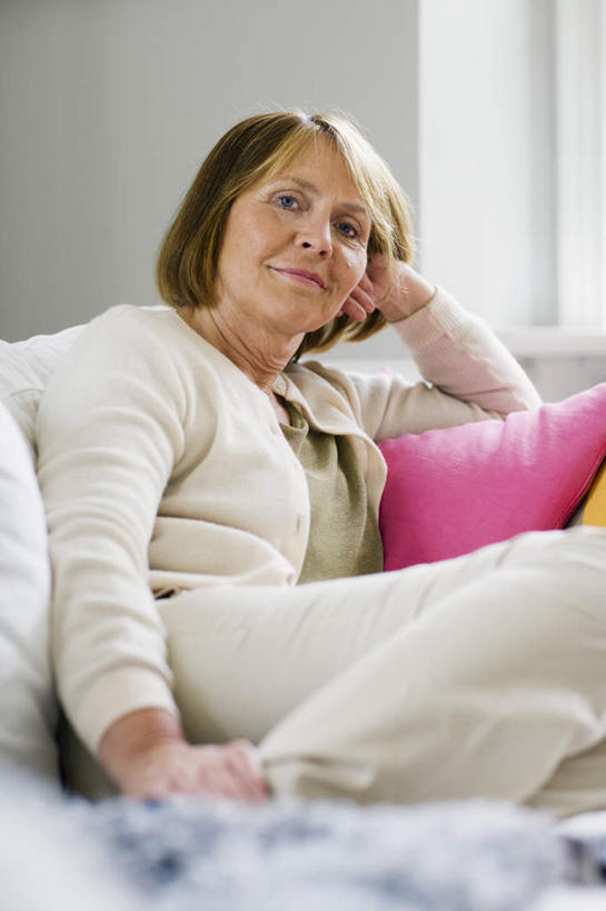 西方人,一个人,坐,笑,微笑,竖图,室内,白天,正面,欧洲,欧洲人,仅一个女性,仅一个人,撑,服装,棕色,托腮,休闲装,衣服,白色,托,仅一个中年女性,休闲,休闲服,服饰,托下巴,女人,女性,中年女性,白种人,坐着,半身,彩图,短发