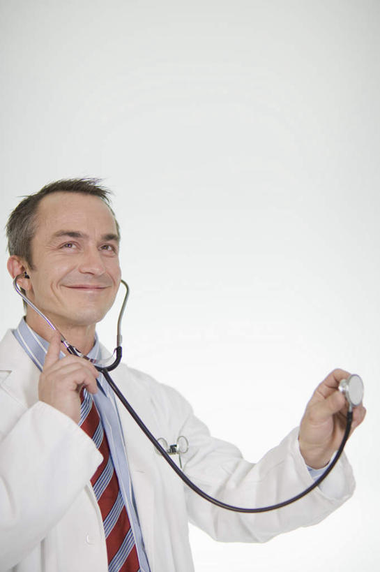 西方人,一个人,医生,站,竖图,室内,白天,白色背景,正面,欧洲,欧洲人,仅一个男性,仅一个人,拿,拿着,仅一个年轻男性,黑色,听诊器,站着,医护人员,医疗人员,摄影,影棚,医疗设备,男人,男性,年轻男性,白种人,大夫,站立,半身,彩图,影棚拍摄,拍摄,短发