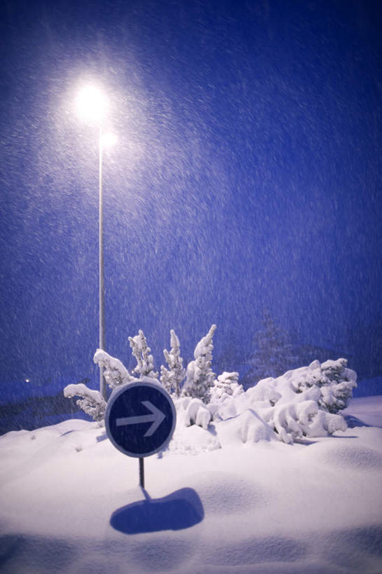 无人,竖图,室外,白天,正面,旅游,度假,美景,雪,植物,大雪,路灯,指示牌,照明,阴影,光线,标志,文字,影子,积雪,景观,雪景,冬季,冬天,灯光,方向,娱乐,标识,灯,树,树木,蓝色,绿色,蓝天,天空,阳光,自然,天,享受,休闲,景色,放松,寒冷,生长,成长,照亮,照明设备,自然风光,目的,严寒,偏向,标的,彩图