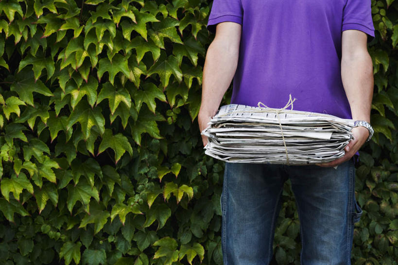 一个人,站,抱,竖图,室外,特写,白天,正面,阅读,植物,报纸,叶子,仅一个男性,仅一个人,许多,学习,阴影,时间,光线,时钟,手表,影子,绿叶,计时,树,树木,仅一个年轻男性,绿色,阳光,自然,绳子,钟表,看,站着,嫩叶,表,浏览,生长,成长,抱着,绳索,腕表,搂着,男人,男性,年轻男性,叶,叶片,钟,搂,搂抱,站立,半身,彩图