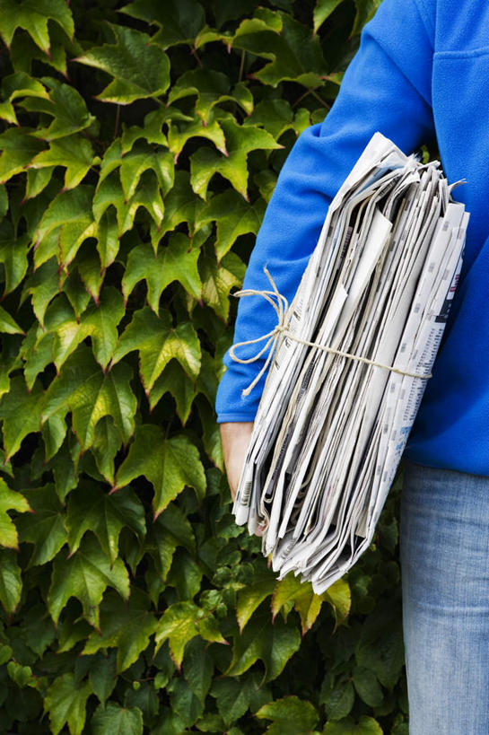 一个人,站,抱,竖图,室外,白天,正面,阅读,植物,报纸,叶子,仅一个男性,仅一个人,许多,学习,阴影,时间,光线,时钟,手表,影子,绿叶,计时,树,树木,仅一个年轻男性,绿色,阳光,自然,绳子,钟表,看,站着,嫩叶,表,浏览,生长,成长,抱着,绳索,腕表,搂着,男人,男性,年轻男性,叶,叶片,钟,搂,搂抱,站立,半身,彩图