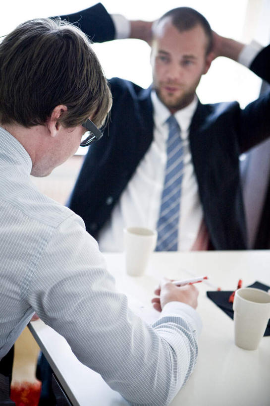 西方人,背部,两个人,商务人士,商务男性,办公室,坐,举,竖图,室内,特写,白天,正面,衬衫,桌子,杯子,椅子,欧洲,欧洲人,握,套装,笔,瓷器,眼镜,办公桌,墙,办公用品,咖啡杯,陶瓷制品,拿,拿着,注视,墙壁,墙面,文具,会议椅,学习用品,观察,看,托,握着,观看,办公椅,文具用品,察看,关注,瓷杯,商务装,枕着,近视眼镜,工薪阶层,商务椅,培训椅,男人,男性,年轻男性,白种人,白领,上班族,举起,举手,举着,向上举,向上伸,向上托,坐着,半身,彩图,衬衣