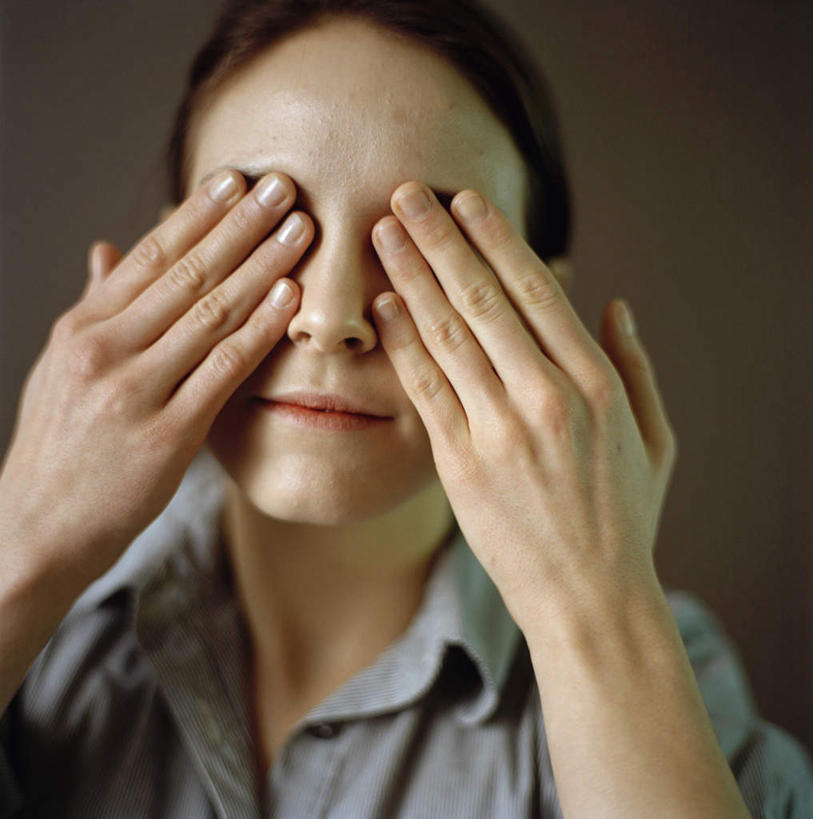 西方人,眼睛,眉毛,睫毛,手,一个人,举,笑,微笑,竖图,室内,特写,白天,正面,欧洲,欧洲人,瞳孔,仅一个年轻女性,仅一个女性,仅一个人,黑色背景,服装,朦胧,模糊,棕色,休闲装,衣服,灰色,托,休闲,辫子,手部,休闲服,捂,眼部,摄影,服饰,影棚,年轻女性,女人,女性,白种人,长发,睫,眉,眼,眼睫毛,眼眉,举起,举手,举着,向上举,向上伸,向上托,半身,彩图,影棚拍摄,拍摄,眼眉毛,捂着