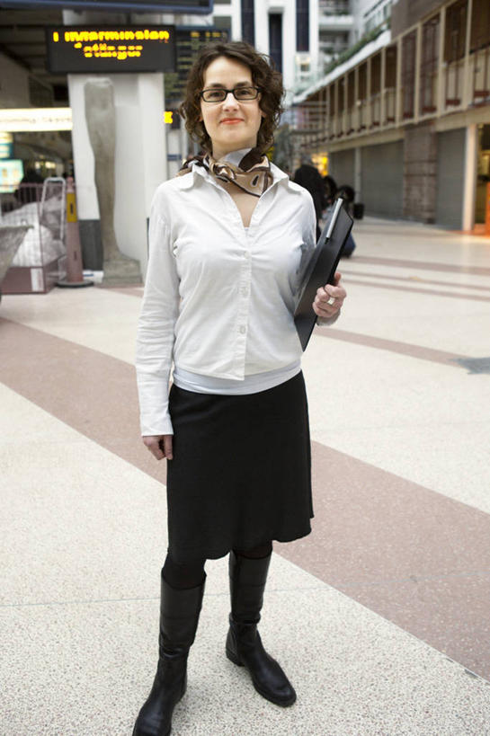 西方人,一个人,导游,家,站,捧,笑,微笑,露齿笑,竖图,室内,白天,正面,衬衫,裙子,爱情,指示牌,车站,欧洲,欧洲人,仅一个女性,仅一个人,阴影,装饰,反射,英文,标志,材料,档案,文件,文字,眼镜,影子,字符,字母,房屋,屋子,站台,浪漫,注视,标识,楼房,月台,住宅,装饰品,戒指,饰品,首饰,围巾,资料,观察,看,站着,仅一个中年女性,温暖,恩爱,短裙,围脖,观看,半身裙,保暖,英文字母,华丽,信物,点缀,察看,权利,御寒,关注,文档,近视眼镜,衬托,美观,雅致,雅观,手饰,女人,女性,中年女性,白种人,向导,端,端着,捧着,手捧,站立,半身,彩图,衬衣,房子,指引者