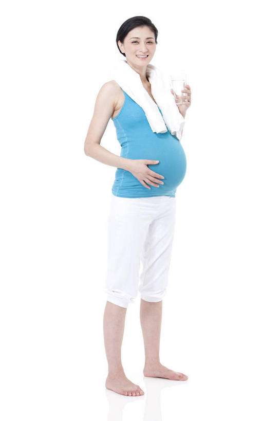 东方人,成年人,中年人,孕妇,腹部,一个人,母亲,站,笑,微笑,露齿笑,竖图,留白,白色背景,侧面,运动服,化妆,美容,锻炼,快乐,幸福,运动,北京,中国,亚洲,仅一个女性,仅一个人,护肤,干燥,拿着,休闲装,饮食,饮料,白色,毛巾,纯净水,仅一个中年女性,保养,享受,休闲,健康,赤脚,怀孕,放松,保健,摄影,影棚,生长,生活方式,享乐,待产,关爱,摄影棚,东亚,养颜,妊娠,准妈妈,口渴,女人,女性,中年女性,亚洲人,中国人,产妇,休闲活动,触摸,彩图,影棚拍摄,拍摄,SPA美容,状态