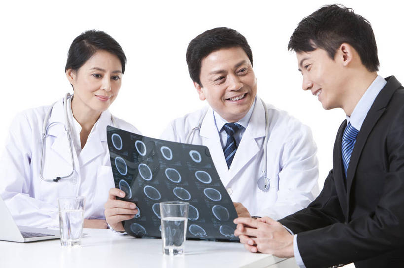东方人,成年人,中年人,老年人,三个人,医生,病人,医院,微笑,横图,x光片,留白,白色背景,正面,工作服,制服,快乐,幸福,桌子,北京,中国,亚洲,正装,检查,工作,分析,辐射,科学,医学,听诊器,医护人员,医疗人员,职业,服务,摄影,影棚,医疗,科学技术,x射线,关爱,摄影棚,x光,拜访,东亚,实验服,工作制服,技能,信任,老年男性,老年女性,男人,男性,年轻男性,女人,女性,亚洲人,中国人,年轻人,大夫,说话,半身,彩图,影棚拍摄,工作套服,拍摄,电磁波,电磁辐射,门诊部,好消息