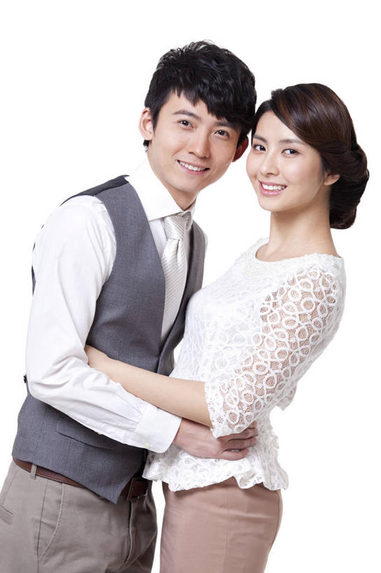东方人,成年人,两个人,夫妻,丈夫,妻子,站,笑,微笑,露齿笑,竖图,留白,白色背景,正面,爱情,快乐,幸福,成功,北京,亚洲,正装,并排,浪漫,亲昵,恩爱,搭,约会,财富,恋人,摄影,影棚,生活方式,马甲,高雅,优美,享乐,贵族,搭着,关爱,摄影棚,华贵,肖像,婚姻,东亚,异性恋,无忧无虑,男人,男性,年轻男性,年轻女性,女人,女性,亚洲人,中国人,年轻人,夫妇,情侣,拥抱,彩图,影棚拍摄,爱,欢乐,拍摄,伴侣,上层阶级,挨着