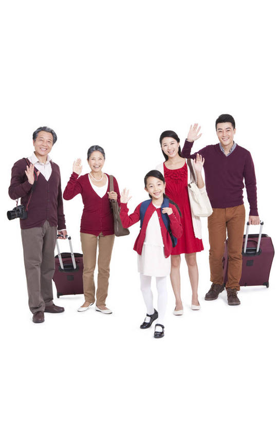 东方人,儿童,成年人,中年人,老年人,家庭,父母,母亲,父亲,女儿,祖父母,祖母,祖父,笑,微笑,露齿笑,竖图,留白,白色背景,正面,毛衣,旅游,度假,快乐,满意,兴奋,幸福,纯洁,相机,北京,中国,春节,亚洲,五个人,乘客,行人,游客,游人,并排,包,挎包,挥手,休闲装,路人,旅客,刺激,小孩,背包,数码相机,行李,休闲,温暖,温馨,一家人,可爱,童年,童趣,摄影,影棚,生活方式,单反相机,和睦,关爱,摄影棚,亲情,问候,童真,东亚,烂漫,无邪,过客,天真,老年男性,老年女性,男人,男性,年轻女性,女孩,女性,中年男性,亚洲人,中国人,孩子,年轻人,全家福,孙女,彩图,影棚拍摄,旅行,欢乐,拍摄,融洽,人老心不老,挨着